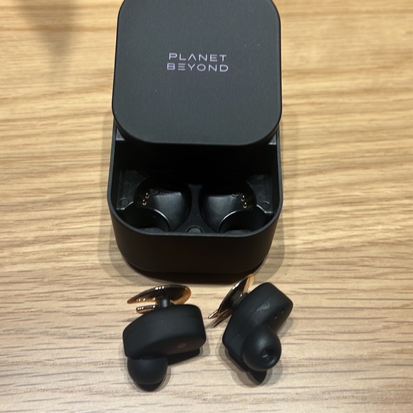 Planet Beyond Earbuds - Picture 3 of 3